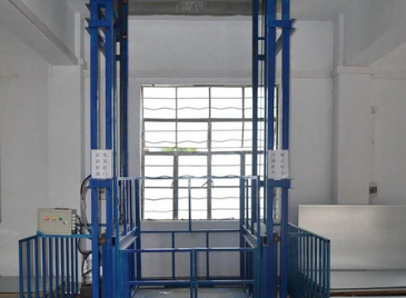 導(dǎo)軌式升降機(jī)